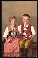 Schweizer Mädchen und Junge in Tracht