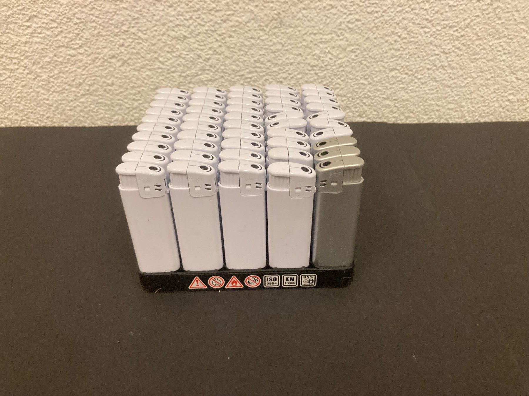Feuerzeuge: Feuerzeuge Display mit 50 Stück – Neu und originalverpackt aus Neuenhof von jorogo