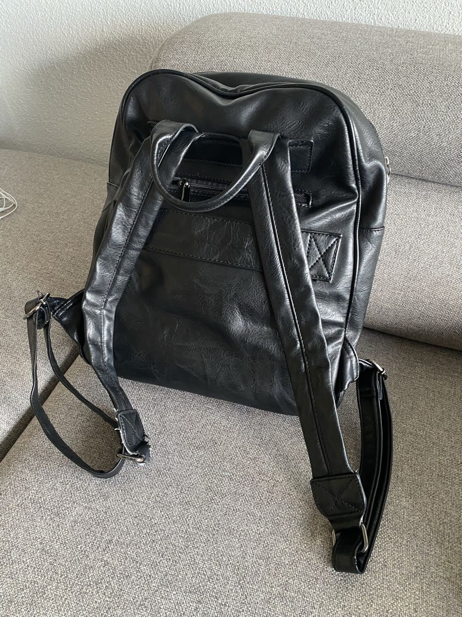 Rucksäcke: Schwarzer Rucksack aus Kunstleder, 40*35 – Gebraucht aus Kriens von sch_v6nl 3