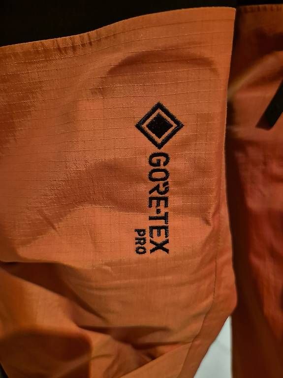 Giacche: Peak Performance Gore tex pro – Usato da Affeltrangen venduto da Slypi