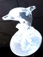 Delfin auf Wasserwelle Glaskunst