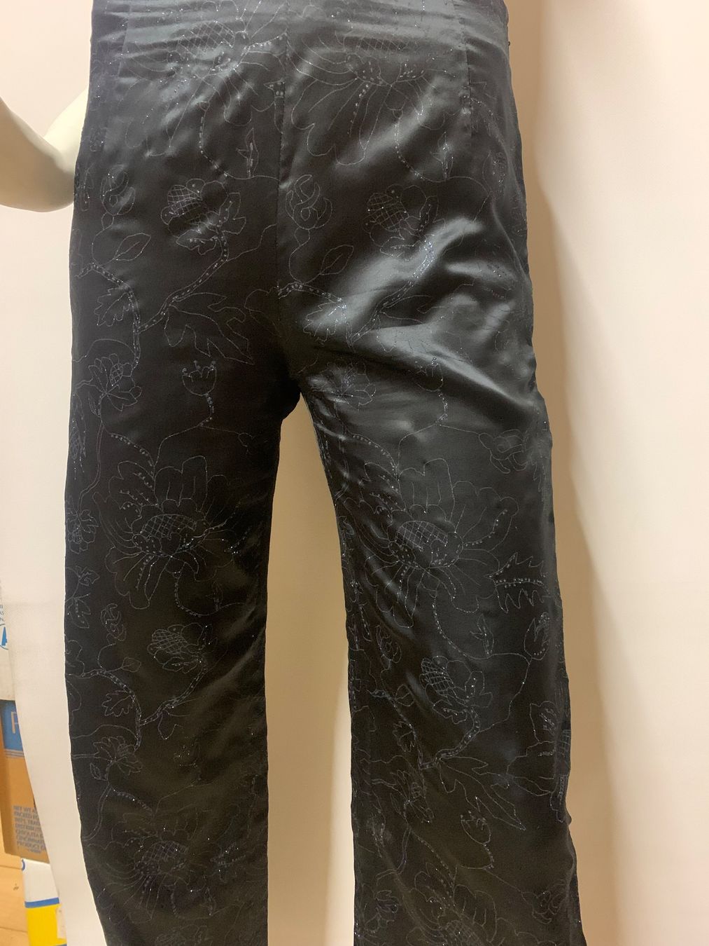 Pantaloni: Elegante schwarze Hose mit Blumenmuster, Grösse S – Usato da Rosshäusern venduto da MiJoDoOl 1