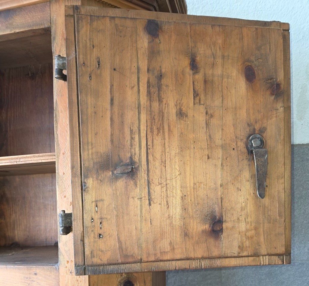 Armadi: Antikes Arven-Gänterli, Wandschrank handgeschnitzt – Usato da Flums venduto da Flumsantik 2
