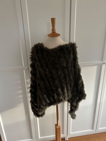 Strickponcho mit Hasenfell