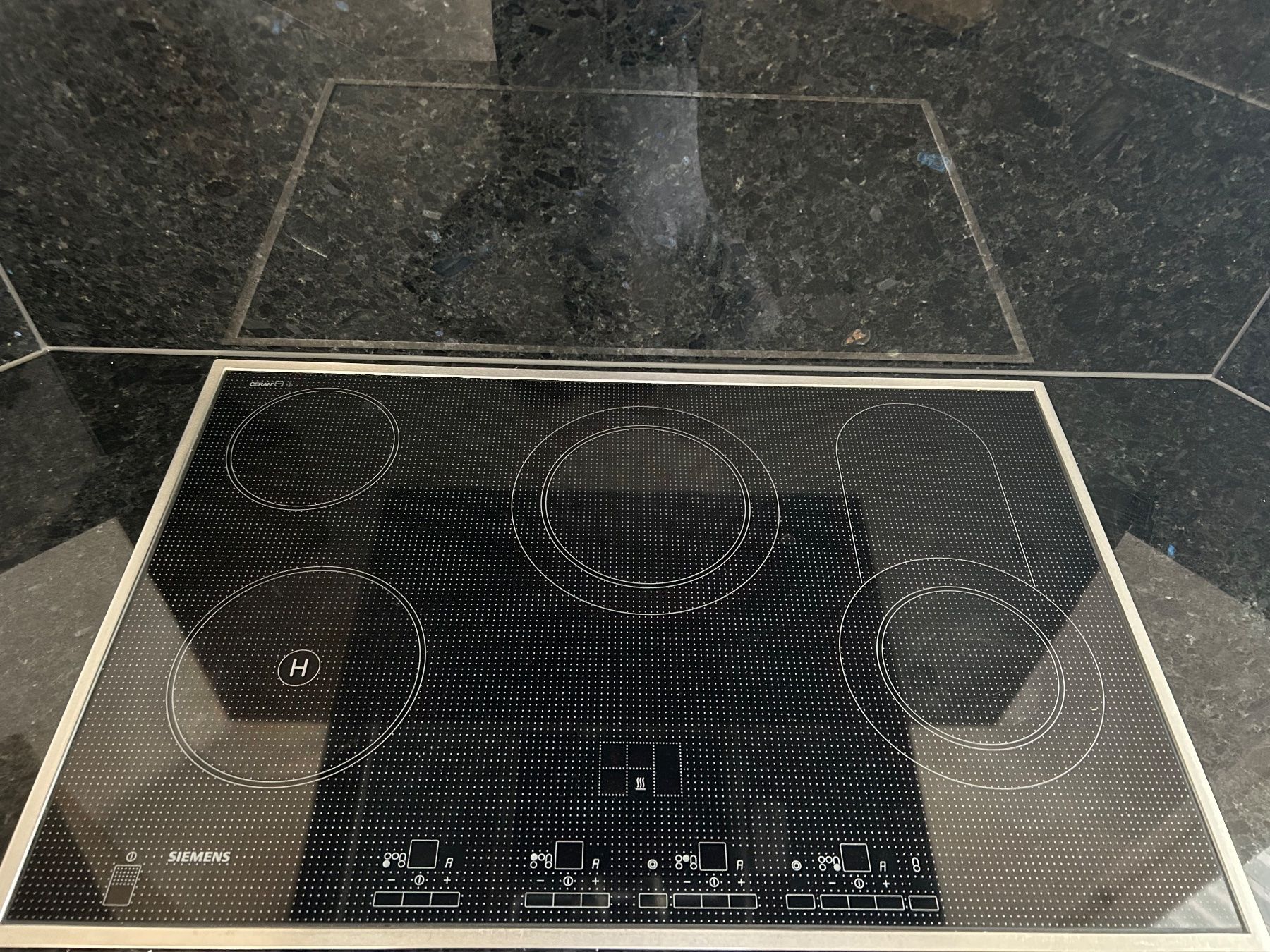 Cuisines complètes: Küche mit Granit & Miele Geräten – D'occasion à Walchwil par off_8gb2 9