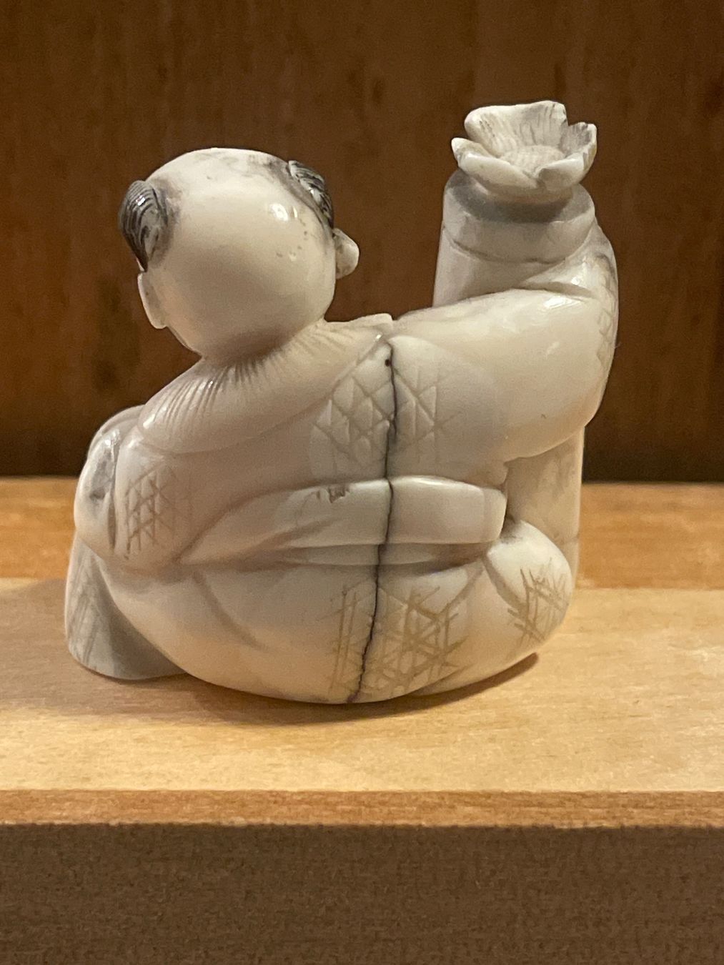 Statuette: Kleine Figur, sitzender Mann mit Flasche – Usato da Embrach venduto da Gauvain1 2