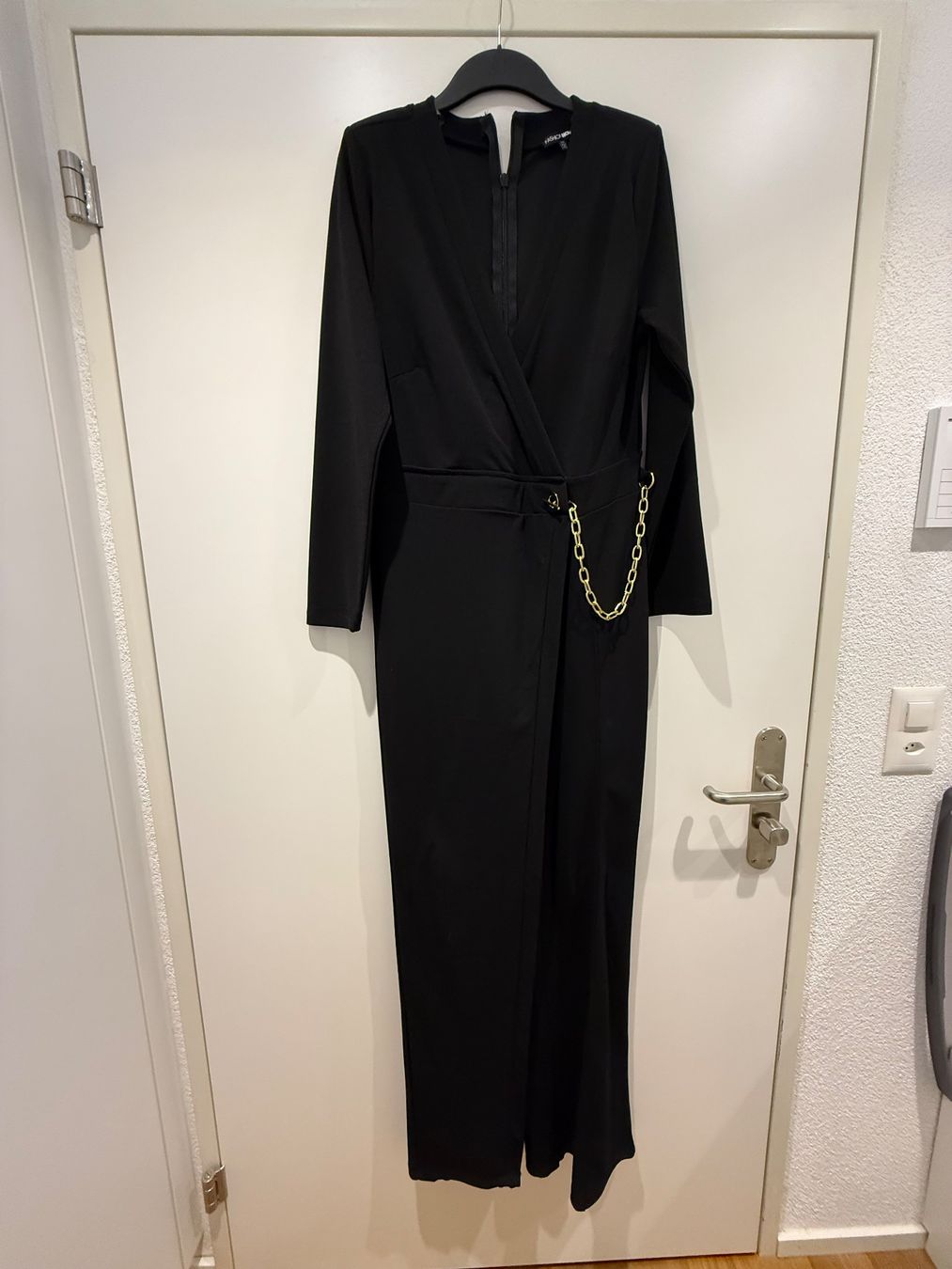 Jumpsuits: Schwarzer Jumpsuit mit Kette, Plussize Gr. 48, elegant – Neu und originalverpackt aus Zug von Leerminschrank 3