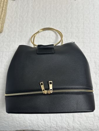 Schwarze Handtasche mit goldenen Details – Top Zustand!