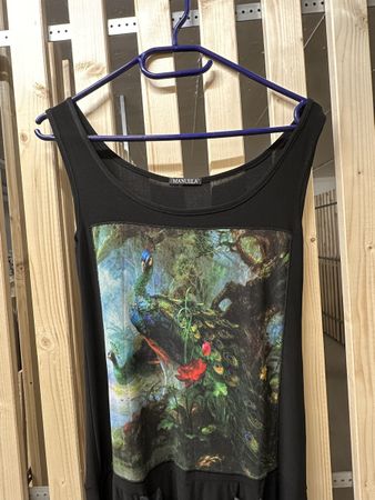 Schwarzes Sommerkleid mit Pfauenmotiv, Grösse M