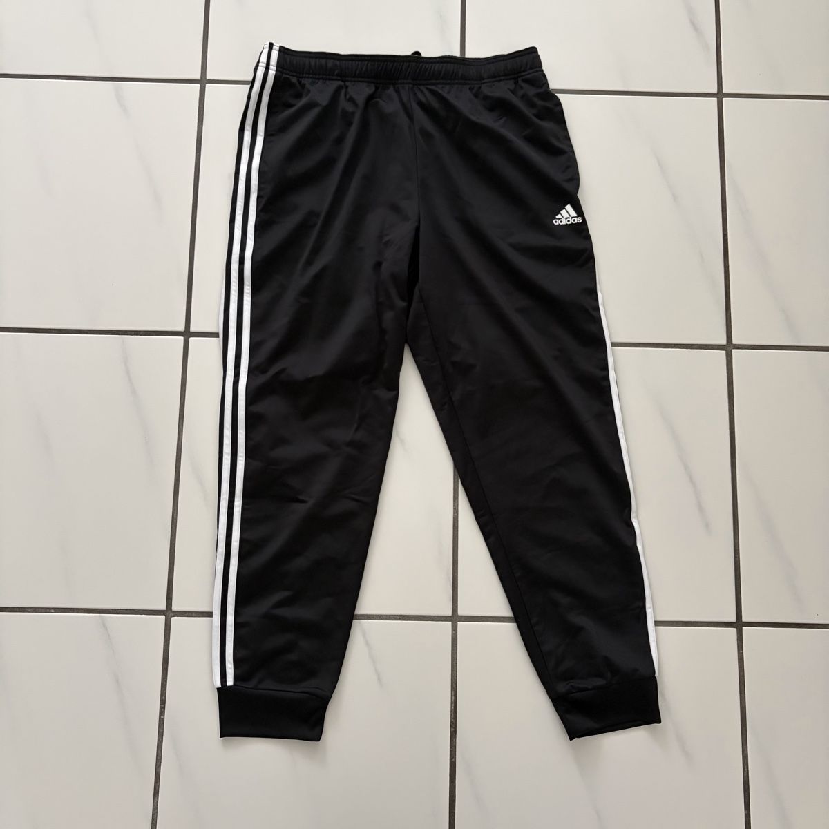 Adidas Pantaloni: Adidas Trainingshose schwarz – Nuovo (secondo la descrizione) da Opfikon venduto da ZDem
