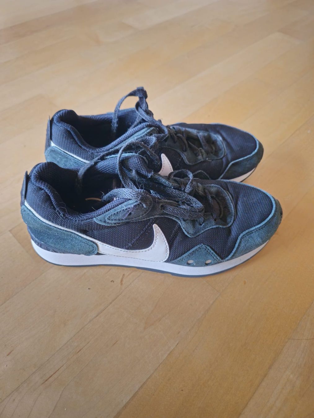 Nike Scarpe per ragazze: Nike Turnschuh Grösse 36.5 – Usato da Lungern venduto da Bohnenkraut69