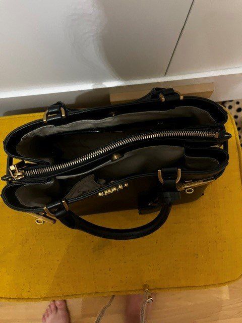 Guess Borse da donna: Guess Henkeltasche in Schwarz – Usato da Hagendorn venduto da Deborah.G 2