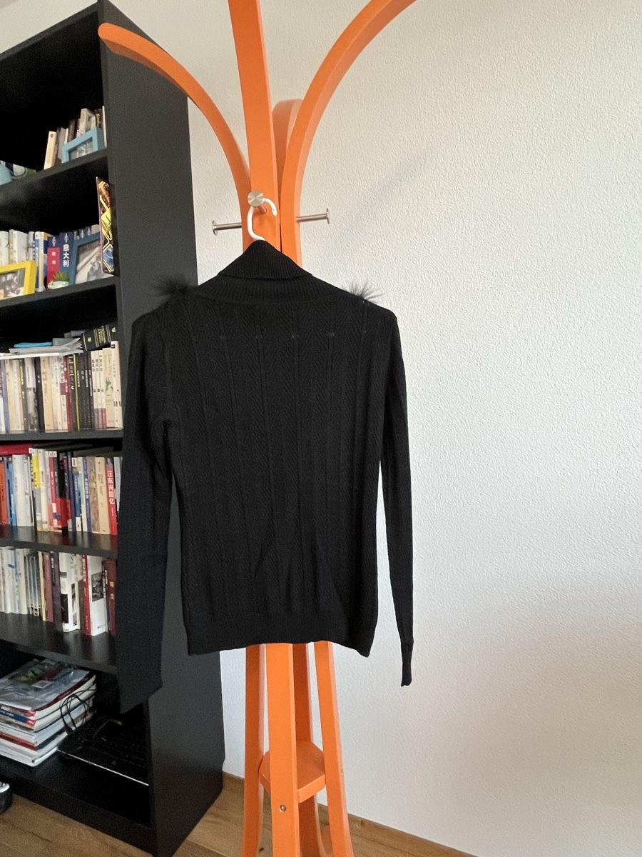 Maglioni & Felpe: Elegant black sweater with fur, S size. – Usato da Gümligen venduto da caron__ 1