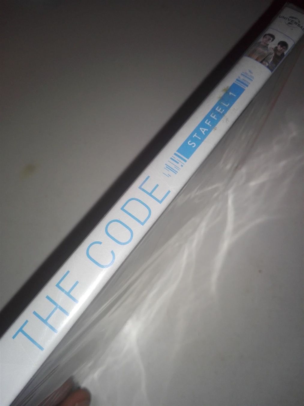 Tutti i DVDs: The Code  (Staffel 1)            >De & Eng<         Neu/OVP – Nuovo e nell'imballaggio originale da St.Galllen venduto da elkaphone 1