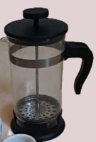 Kaffeekanne und zwei hübsche kleine Kaffeetassen