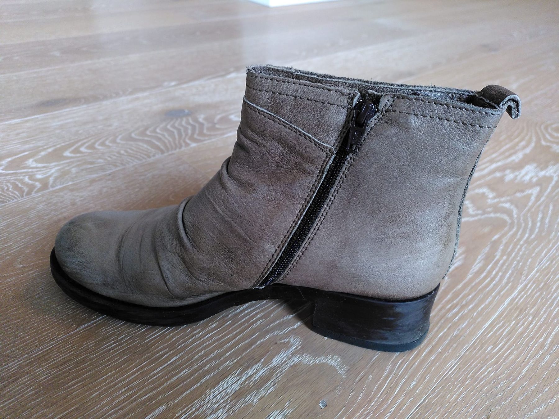 Damenschuhe: Graue Leder Stiefeletten Grösse 39 – Gebraucht aus Lugano von fab_h5r2 2