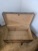 Antiker Reisekoffer aus Holz Metall gebraucht
