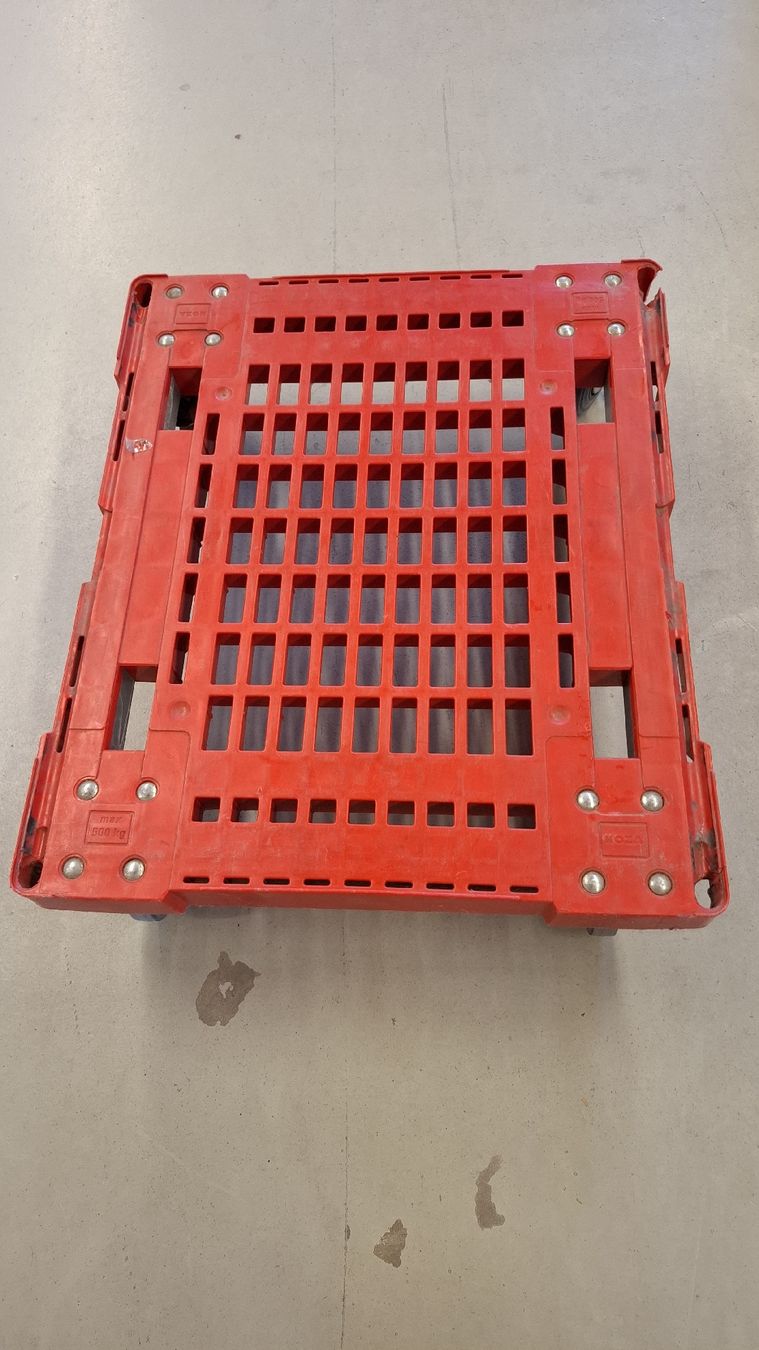 Pallets: Rote Kunststoffpalette 60x80cm  mit Rollen – Usato da Hergiswil LU venduto da pamatex