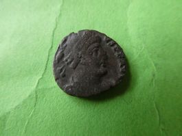 uralte Bronzemünze    15 mm     1.83 g