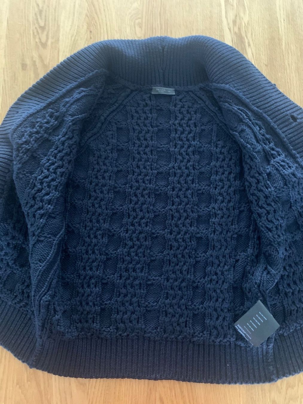 Prada Jacken: Luxuriöse Prada Strickjacke – Gebraucht aus Hombrechtikon von movoko01 3
