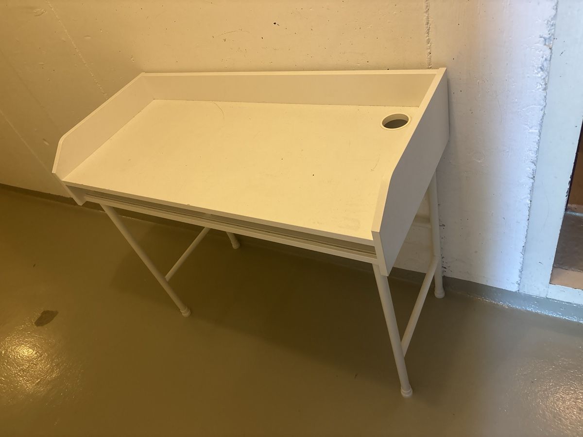 Scrivanie: White Children's Desk with Cable Hole Good Condition – Usato da steinhausen venduto da pat_nc2x 1