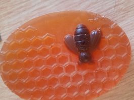 Handgemachte Honigseife mit Biene - Naturprodukt!