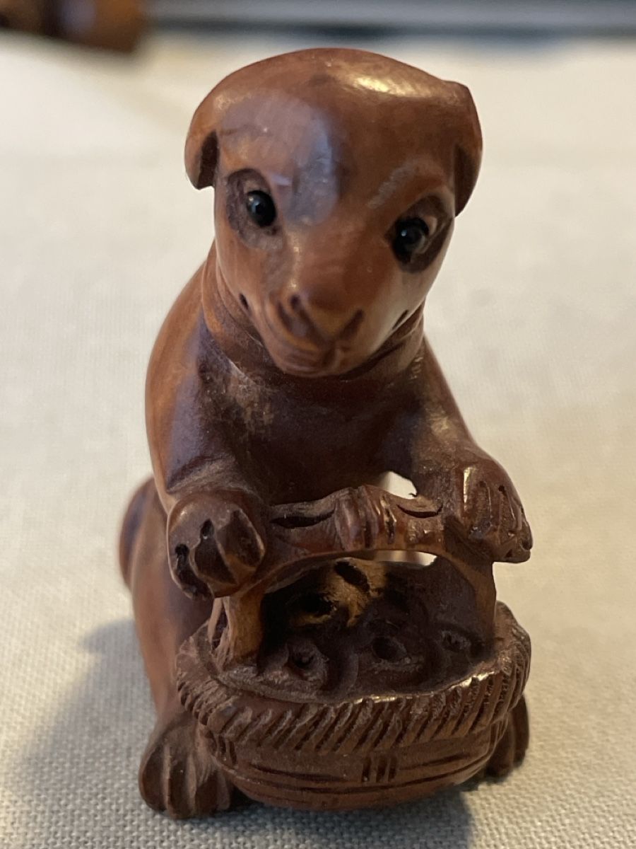 Statuette: Netsuke Holz, sitzendes Tier mit Korb, signiert – Usato da Embrach venduto da Gauvain1