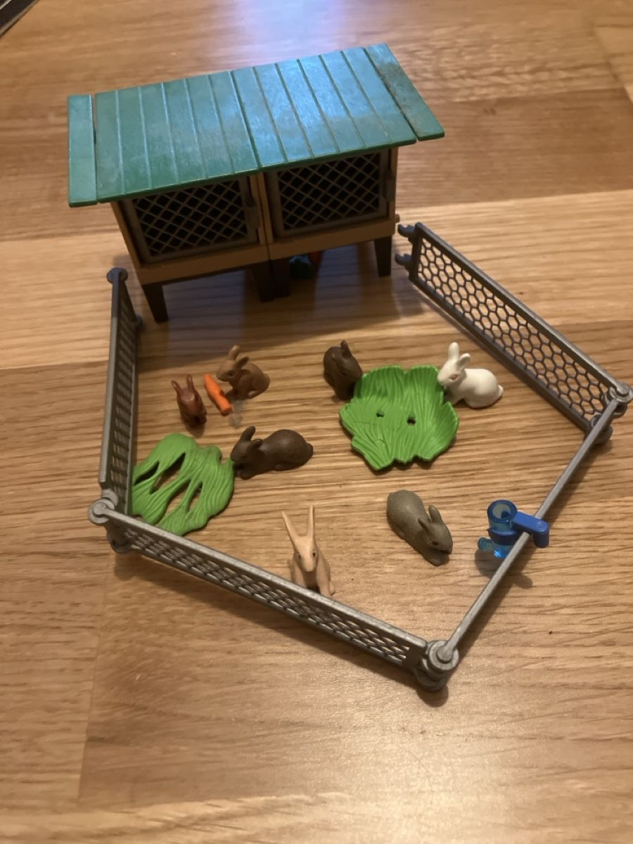 Playmobil Spielzeuge: Playmobil Rabbit Hutch Set with Accessories! – Gebraucht aus Zürich von papperlapapp1