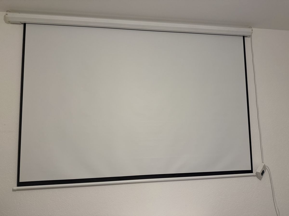 Autres accessoires: Ecran projection rétractable  – D'occasion à Courfaivre par LReis97