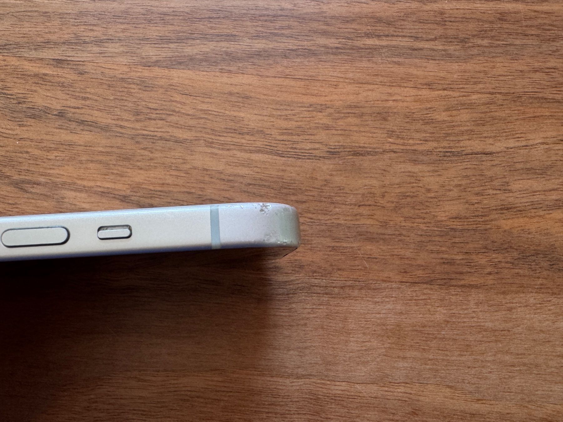 Apple Portables: Iphone 15, funktioniert einwandfrei, mit kapputem Backscreen – D'occasion à Linthal par Water 5