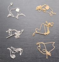 Lot: 6 feine Halsketten, silber-und goldfarbig (ACCESSOIRES)