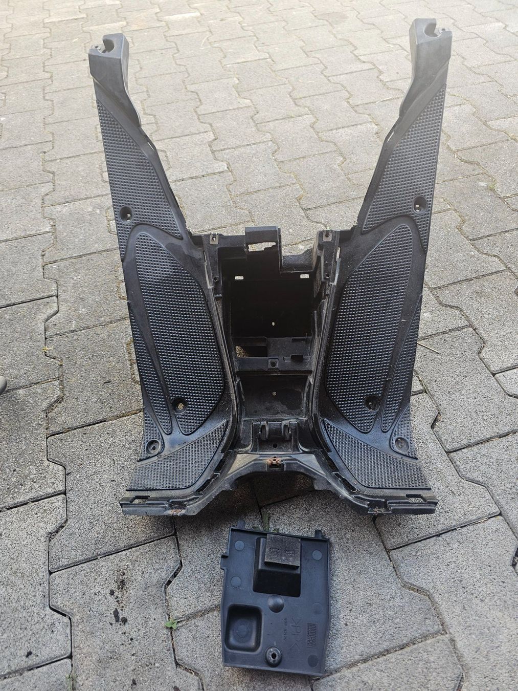 Yamaha Alle Rollerersatzteile: Trittbret Yamaha Aerox – Gebraucht aus Niederbüren von RafaelKa 1