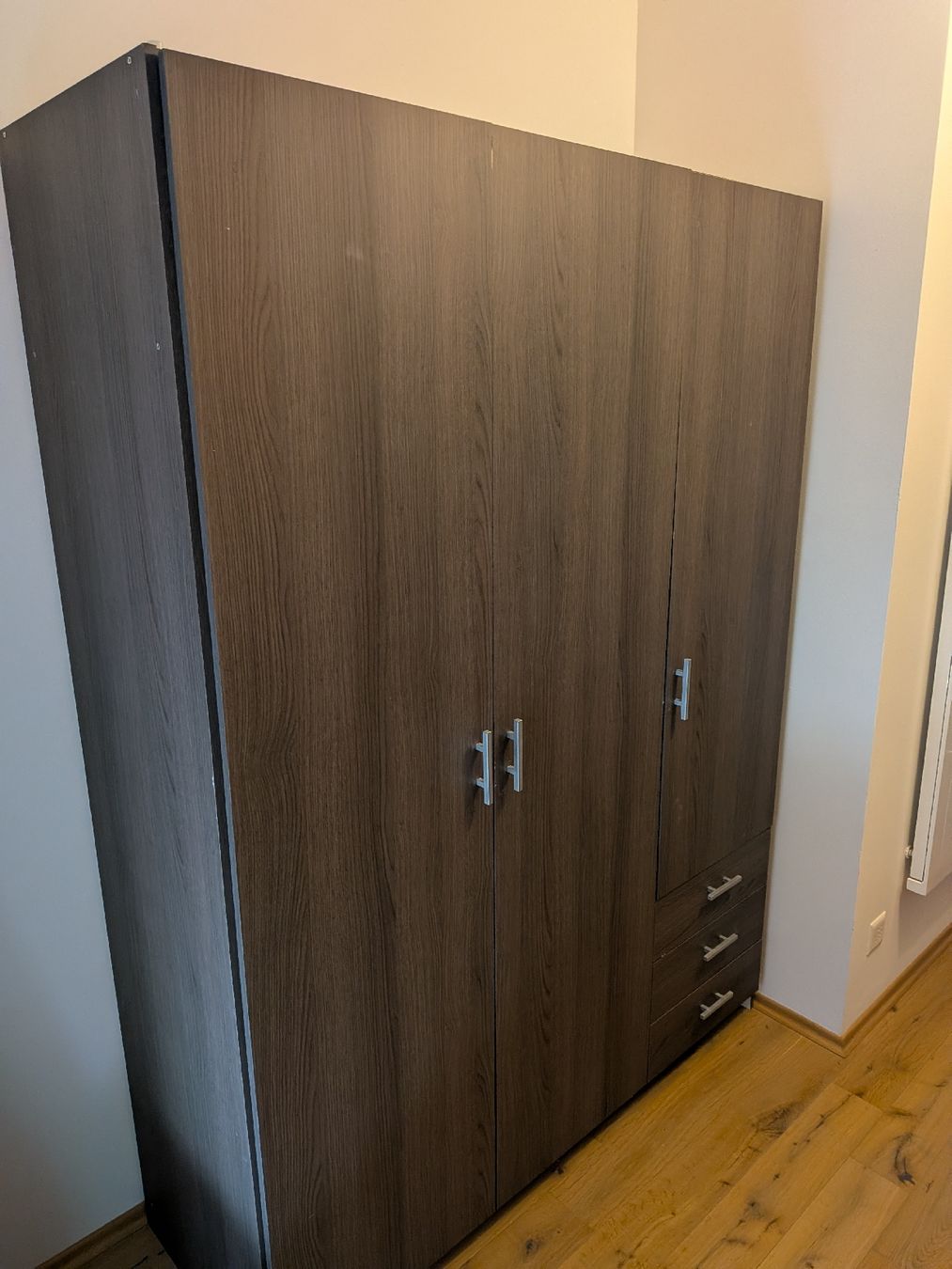 Porte manteau: Kleiderschrank 3 Türen mit Schubladen – D'occasion à Fribourg par dan_l7bc 1
