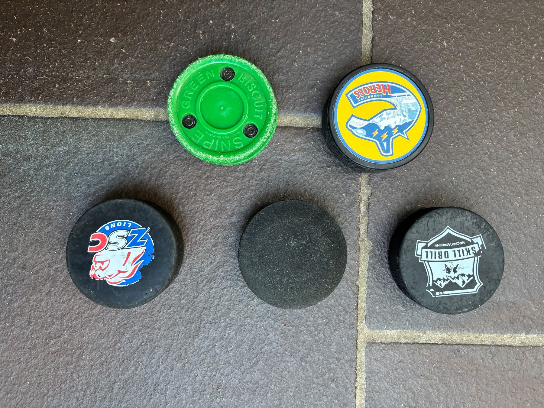 Bauer Stöcke & Schaufeln: 2 Eishockeystöcke, 5 Pucks – Gebraucht aus Winterthur von niemim 2