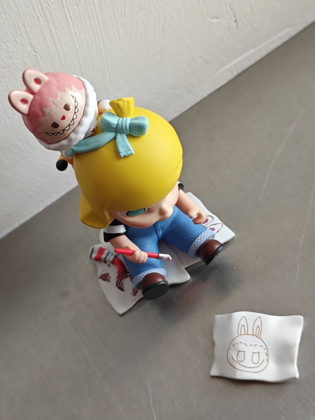 Pop Mart Statuette: Pop Mart Finding Mokoko Painter's Help Figur – Usato da Mellingen venduto da Krishi 4