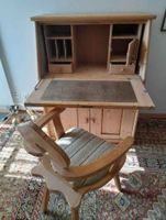 Antiker Sekretär mit Stuhl aus hellem Holz (Landhausstil)