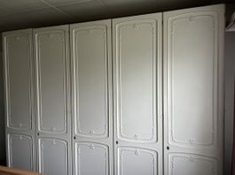 Kleiderschrank mit zwei Nachttischen im Barockstil