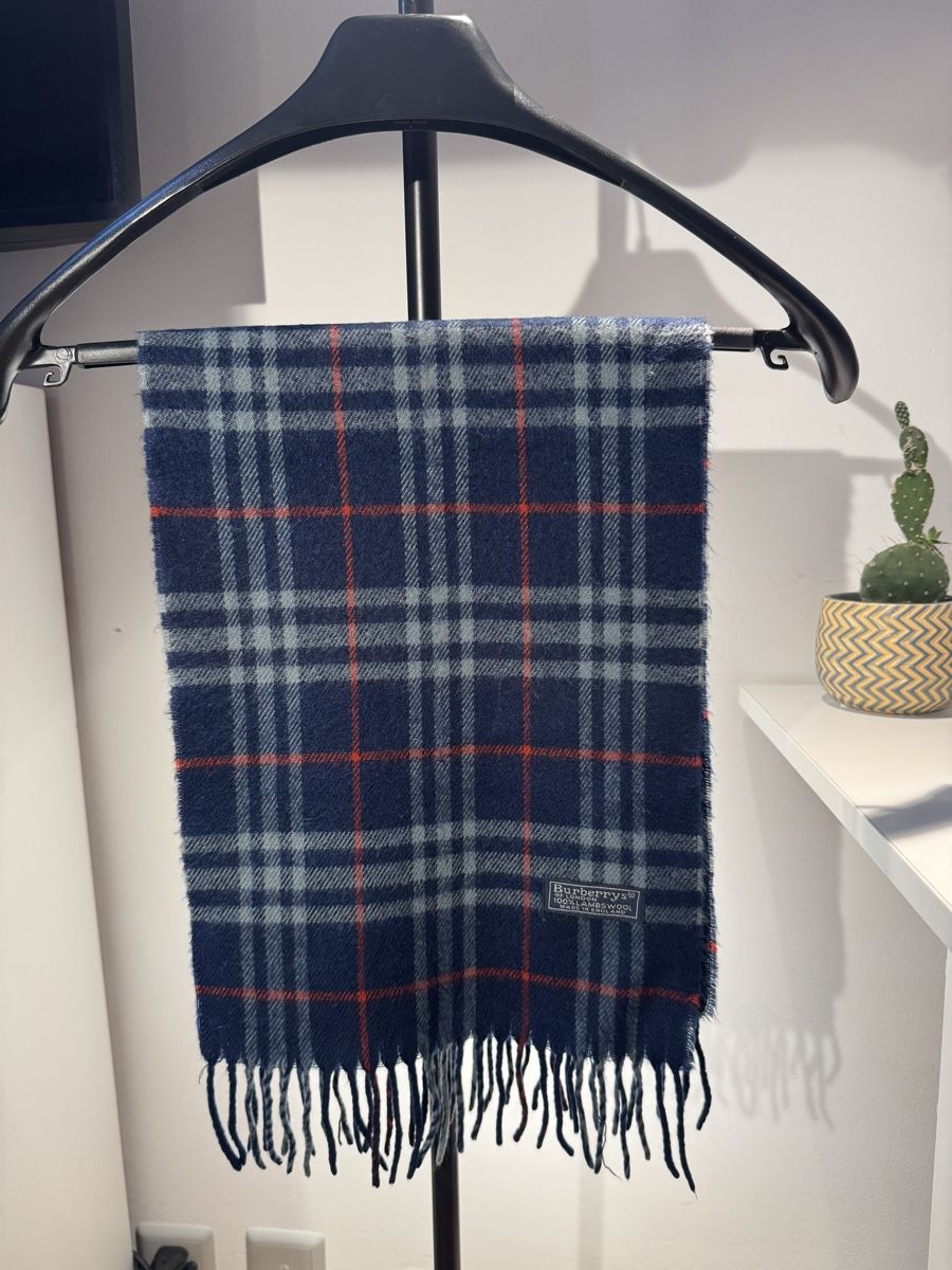 Burberry Foulard & Sciarpe: Écharpe Burberry originale – Usato da St-Maurice venduto da Nikitas_P