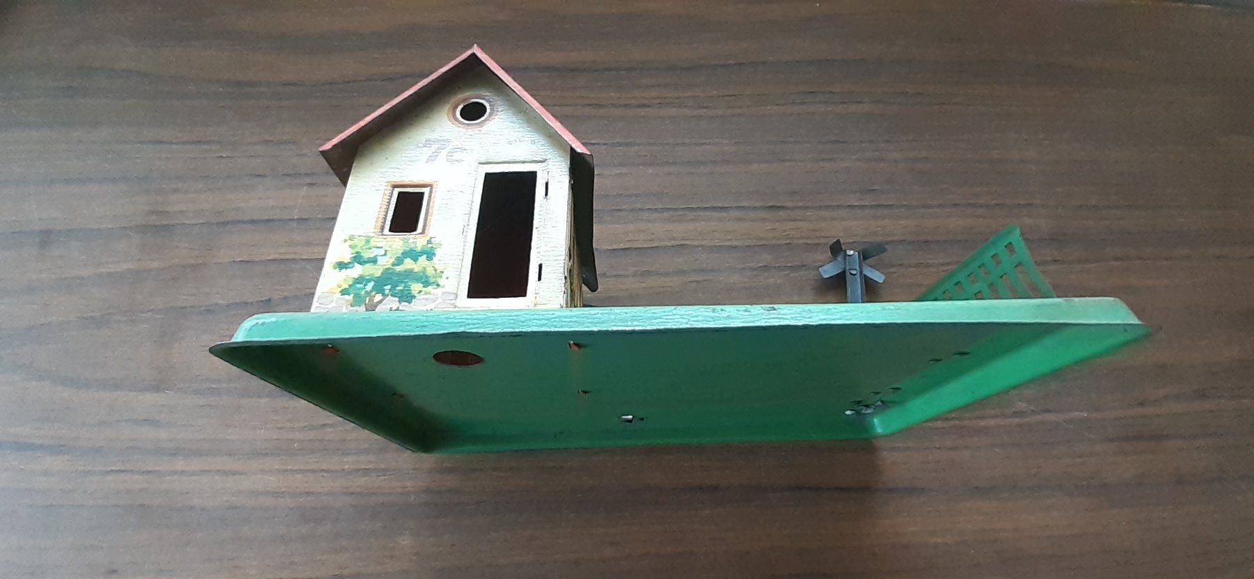 Spielzeuge: Blechspielzeug Bahnhofhäuschen Signal – Gebraucht aus Mörschwil von antiksalon 9
