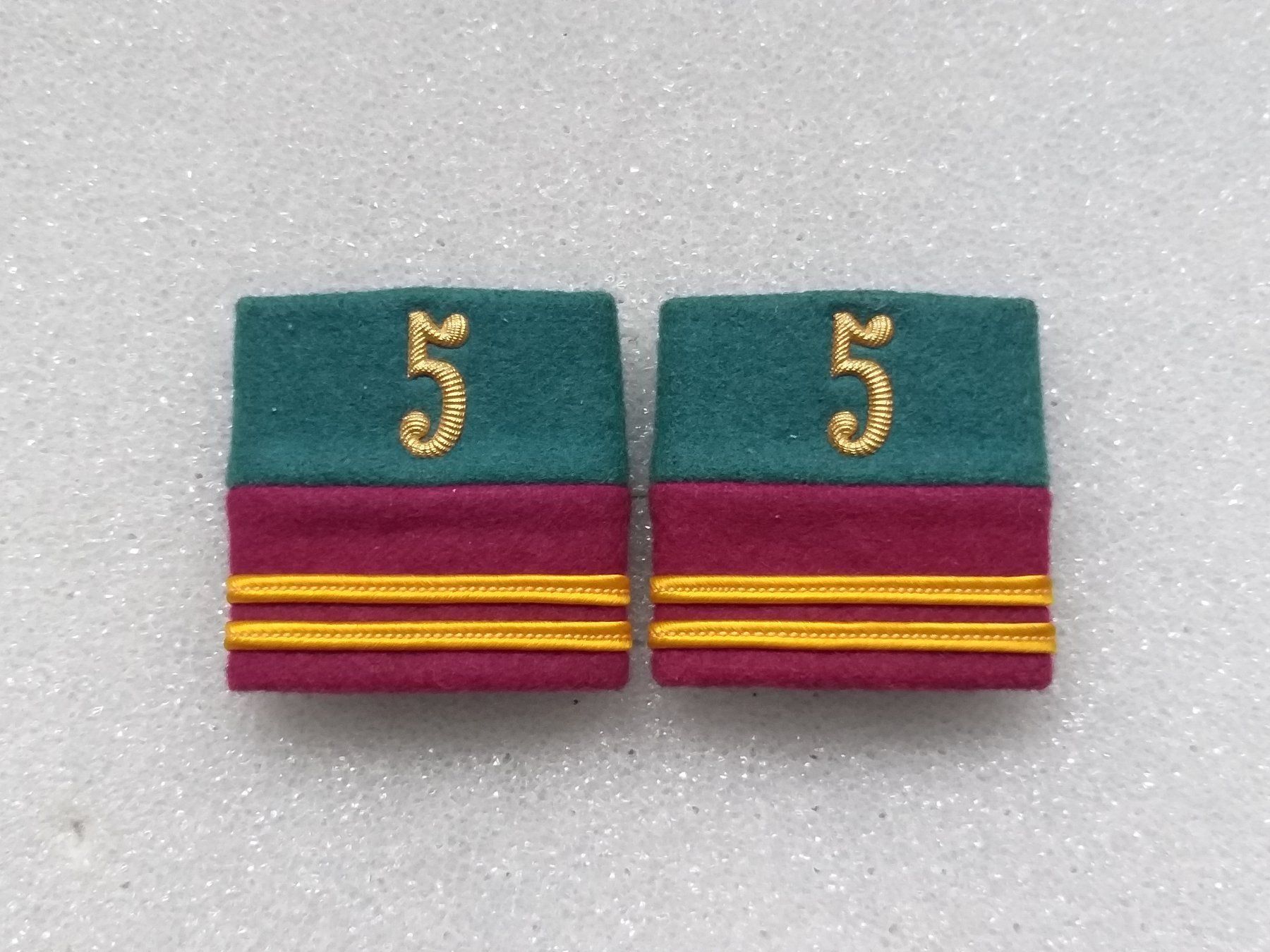 Placchette & Badge: Schulterpatten Oberleutnant Bat 5 – Usato da Bauma venduto da SwissMilitaria