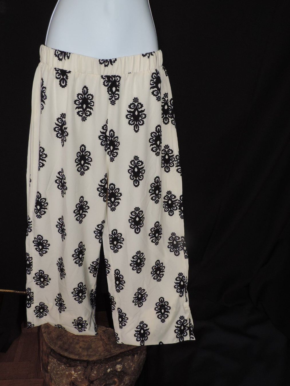 Pantalons: joli pantalon ample blanc motif oriental – D'occasion à Genève par Axelle333 3