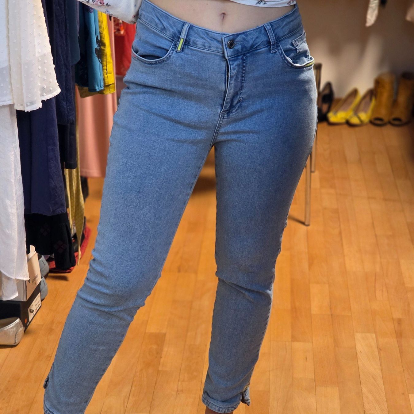 Jeans: MONA Damen Jeans Gr. 42 Hellblau Stretch Schlitz Bein – Usato da Wald ZH venduto da CapLux 1