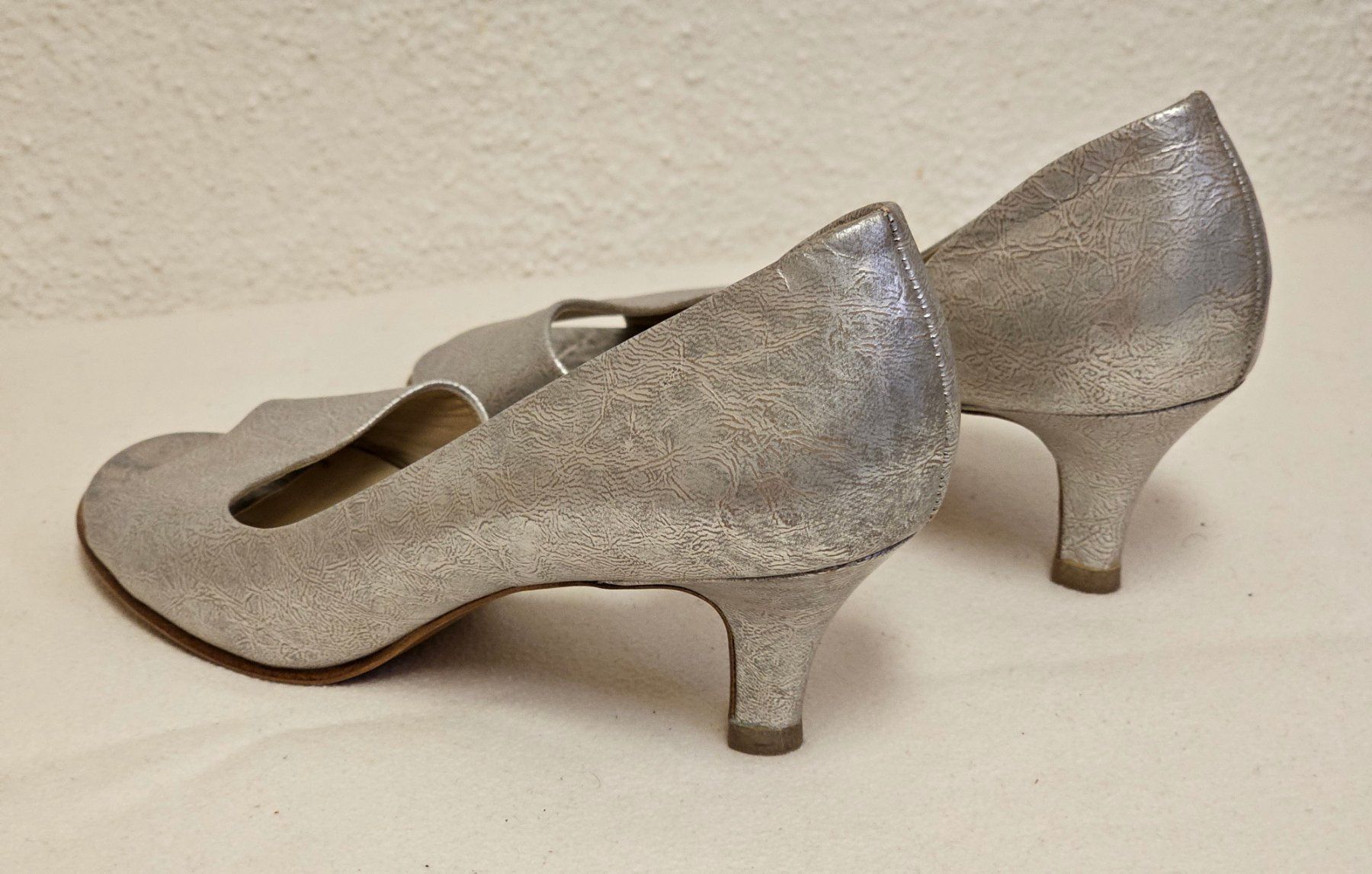 Kaiser Scarpe da donna: Peter Kaiser Damen Pumps Leder Silber Abendschuhe Gr.5 – Usato da Urdorf venduto da ole_mrp9 1