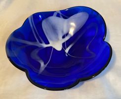 Blaue Glasschale mit weissem Muster, Murano