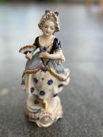 Porzellanfigur Dame mit Fächer, Porzellan 19h, kobaltblau