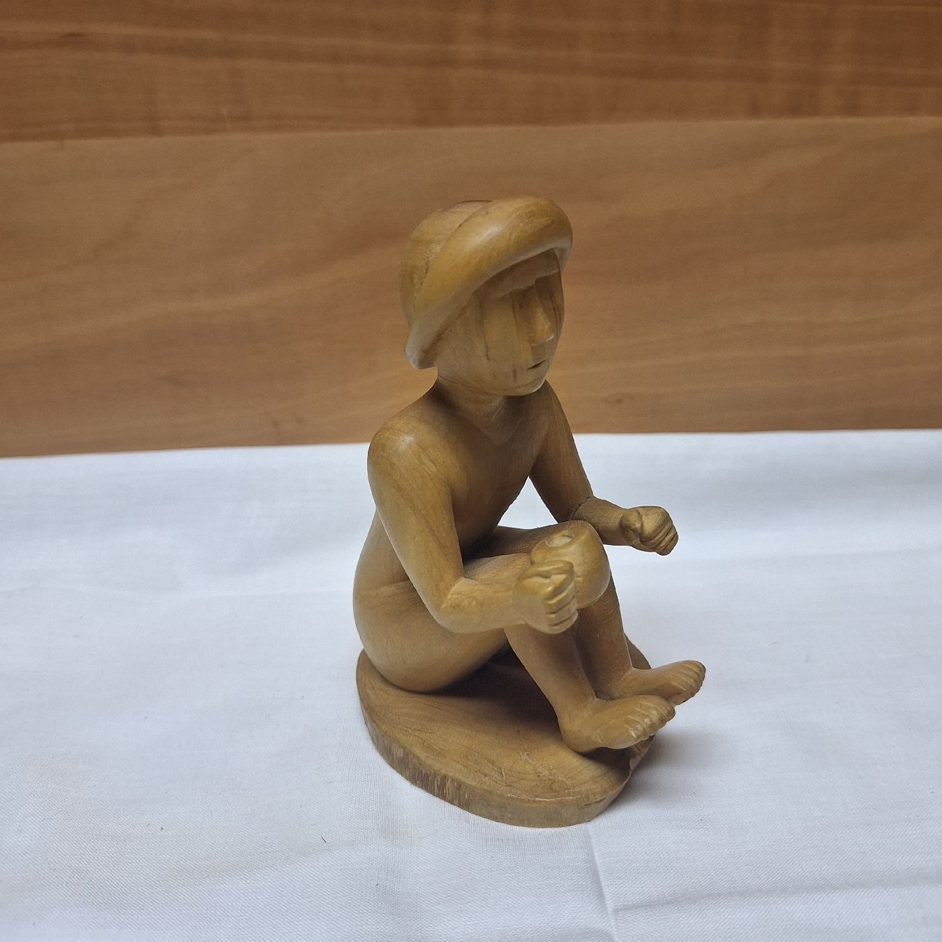 Figuren: Vintage Schnitzfigur, Figur sitzend mit Krug – Gebraucht aus Winterthur von Goldpipau