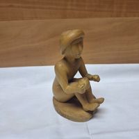 Vintage Schnitzfigur, Figur sitzend mit Krug