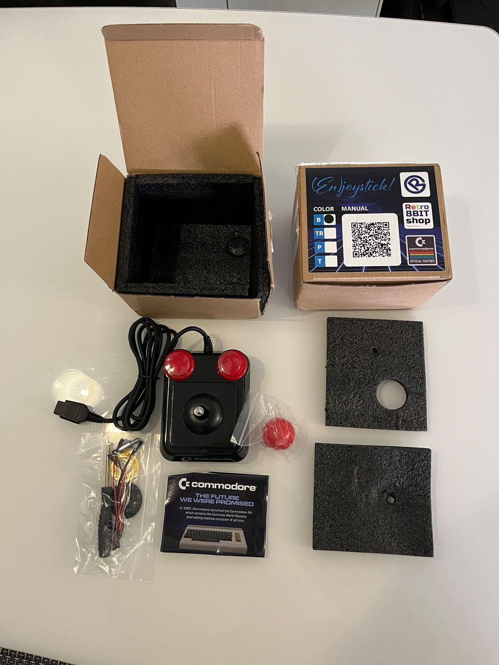 Commodore Controller: 2 x Originale Commodore C64 Joysticks - Neu! – Nuovo e nell'imballaggio originale da Nyon venduto da Andre2018