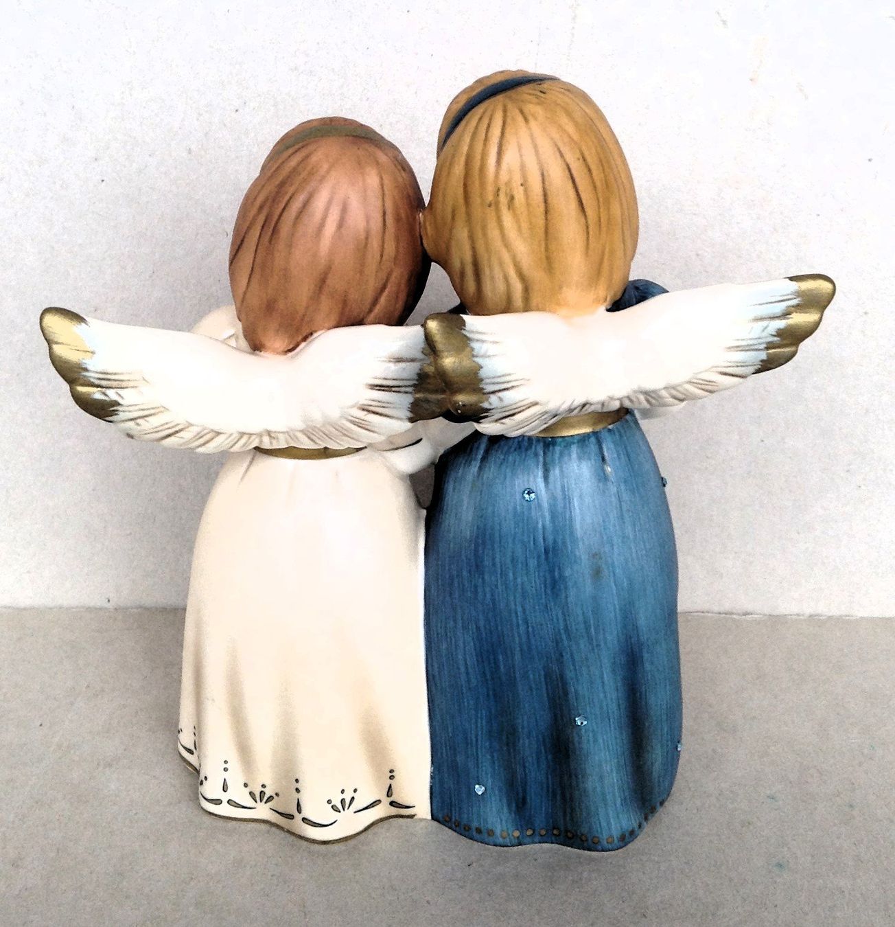 Statuette: Goebelfigur mit 2 Engeln, die Geschenke bringen – Usato da Alpnach Dorf venduto da MZ001 1