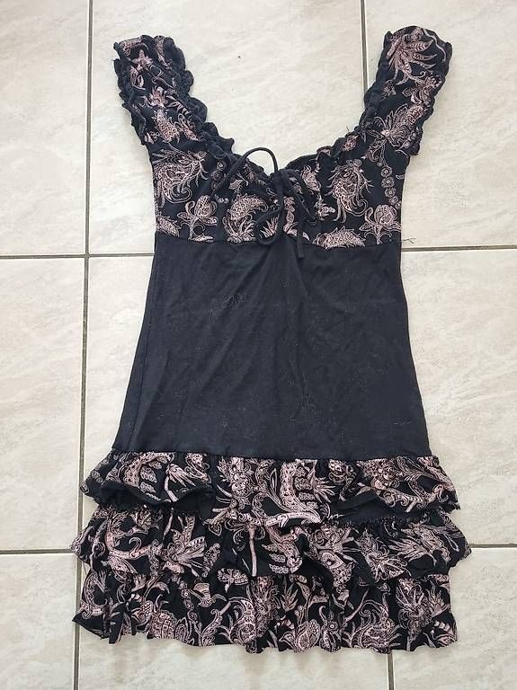 Vestiti: Robe noir et rose taille 36 – Usato da La Chaux-de-Fonds venduto da zaza.zaza